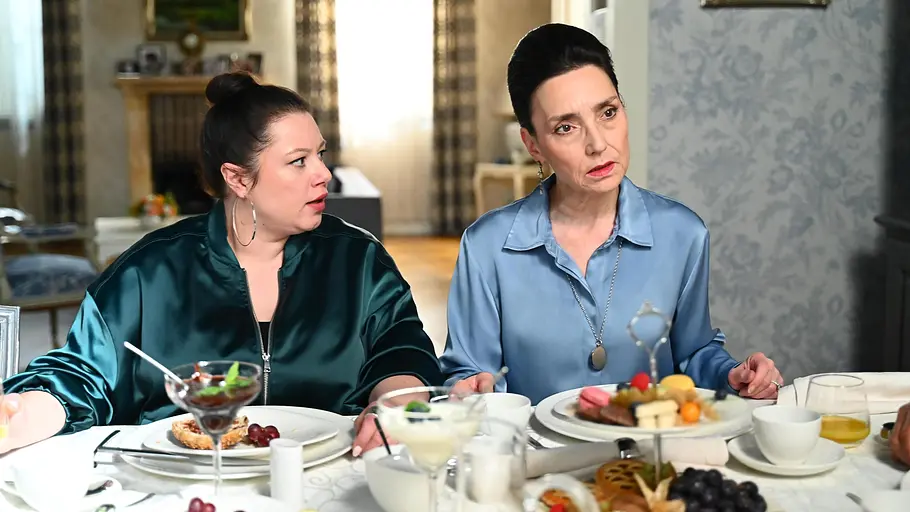 Vanessa und Simone sitzen am Esstisch. Simone schaut ihr gegenüber verdutzt an. Vanessa schaut schockiert Simone an!