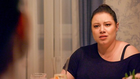 Julia Augustin in einer AWZ-Szene als Vanessa. Sie schaur ernst ihren Gegenüber an. - Foto: RTL