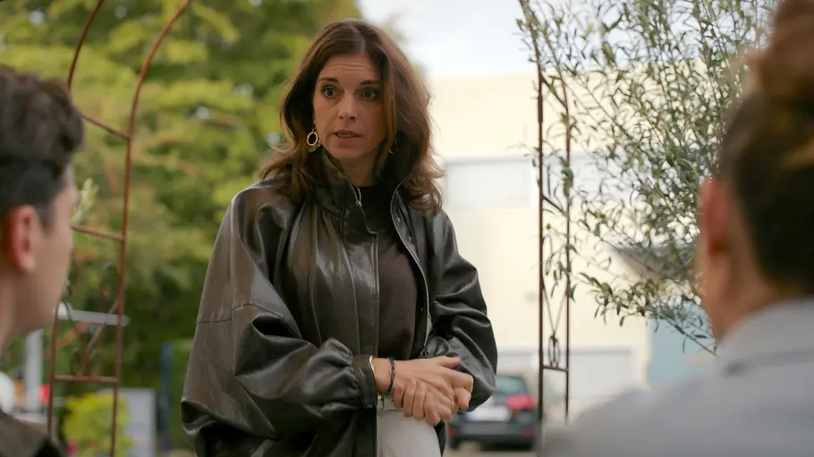 ALLES WAS ZÄHLT-Vorschau FOLGE 5069 Donnerstag 5. November Gabriella steht in einer schwarzen Lederjacke mit gefalteten Händen im Freien. Im Vordergrund sind zwei Personen unscharf zu sehen.