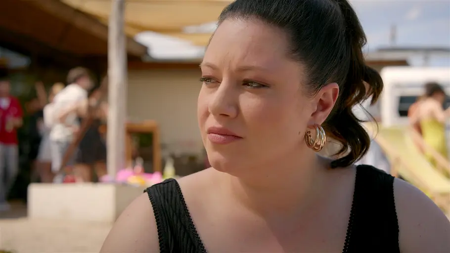 Alles was zählt Vanessa schaut nachdenklich zur Seite.