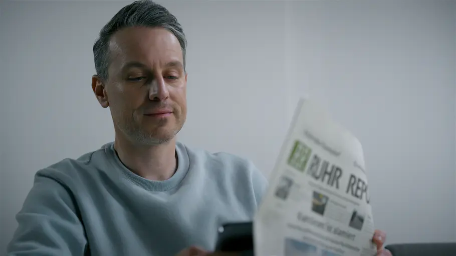 Alles was zählt Kilian liest im Gefängnis die Zeitung.