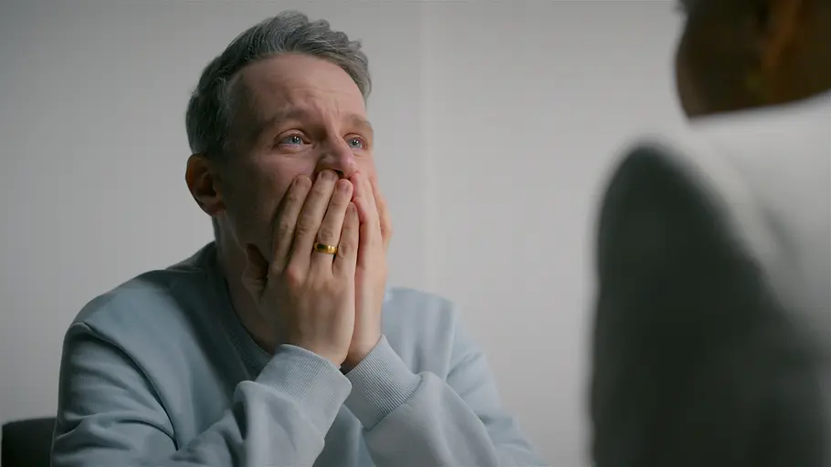 Killian schaut seinen Anwalt an und steht kurz vor dem Nervenzusammenbruch.