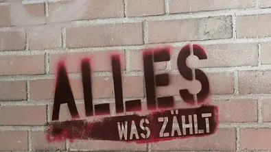 Das Logo von „Alles was zählt“ auf einer Mauer - Foto:  IMAGO / eventfoto54