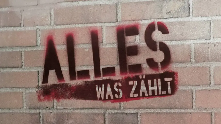 Das Logo von „Alles was zählt“ auf einer Mauer