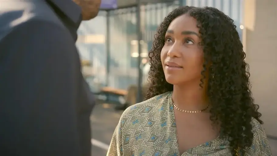 Imani schaut Jan verliebt an.