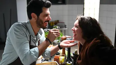 Matteo füttert Emma mit einem Löffel in der Küche des Puntos - Foto: RTL / Julia Feldhagen