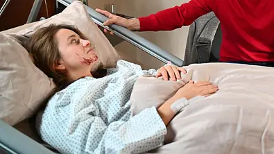 Lucie liegt in ihrem Krankenbett. Sie hat überall Schrammen und Schürfwunden - Foto: RTL / Julia Feldhagen