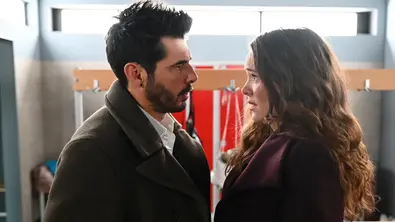 Emma und Matteo stehen in einer Umkleide. Die beiden sind sich sehr nahe und schauen sich tief in die Augen. - Foto: RTL / Julia Feldhagen
