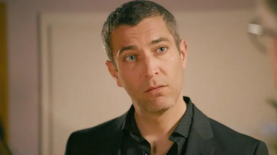 Henning schaut Henning ernst an