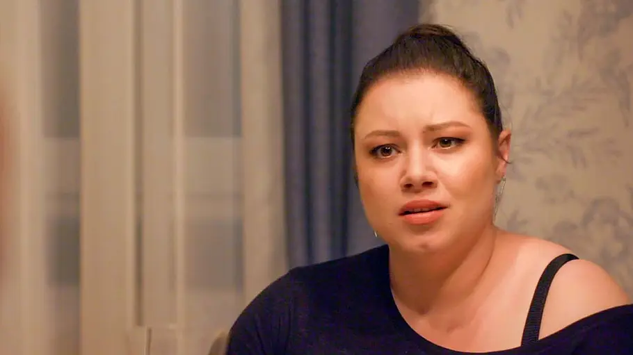 Vanessa schaut völlig entrüstet zu ihrem Gegenüber