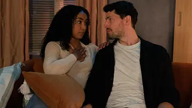 Imani hält ihre Hand aufs Herz und Jan schaut sie verliebt an. - Foto: RTL / Julia Feldhagen
