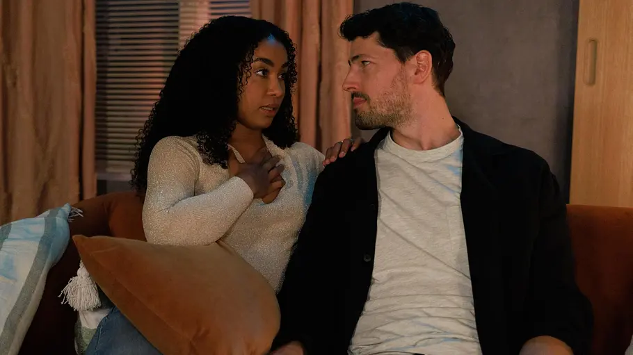 Jan und Imani bei Alles was zählt Imani hält ihre Hand aufs Herz und Jan schaut sie verliebt an.