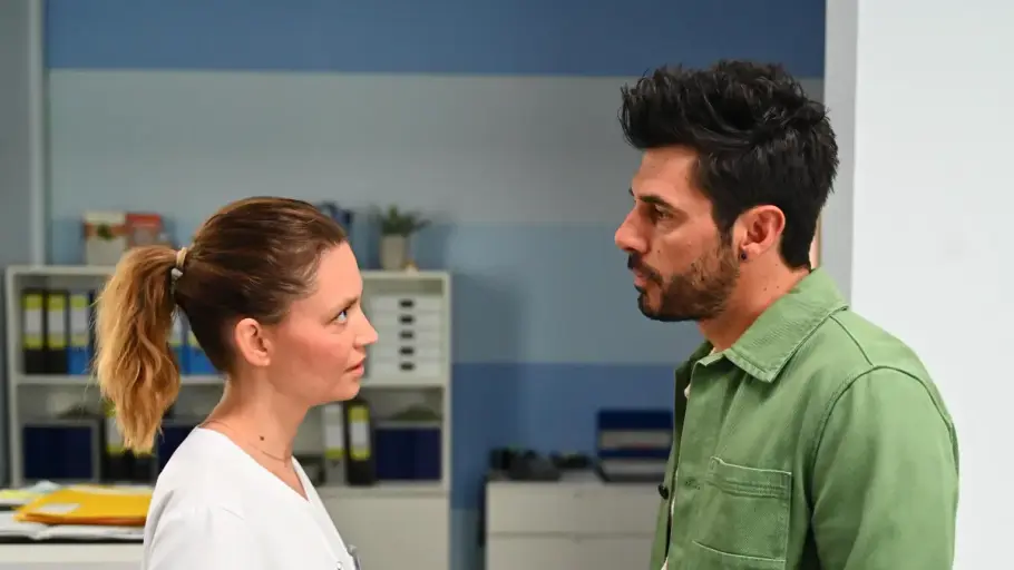 Nathalie und Matteo im Krankenhaus, beide sehen angespannt aus,