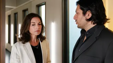 Maximilian schaut Gabriella mit neutralem Gesichtsausdruck an, doch diese wirkt völlig in Gedanken verloren. - Foto: RTL / Sebastian Meyer