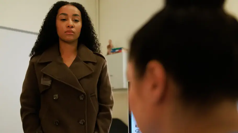 Imani schaut auf Vanessa herrab.