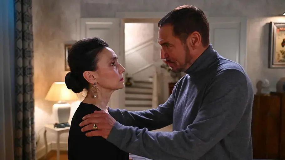 Richard hat seine Hände auf Simones Schulter. Beide sehen angespannt aus und schauen sich tief in die Augen