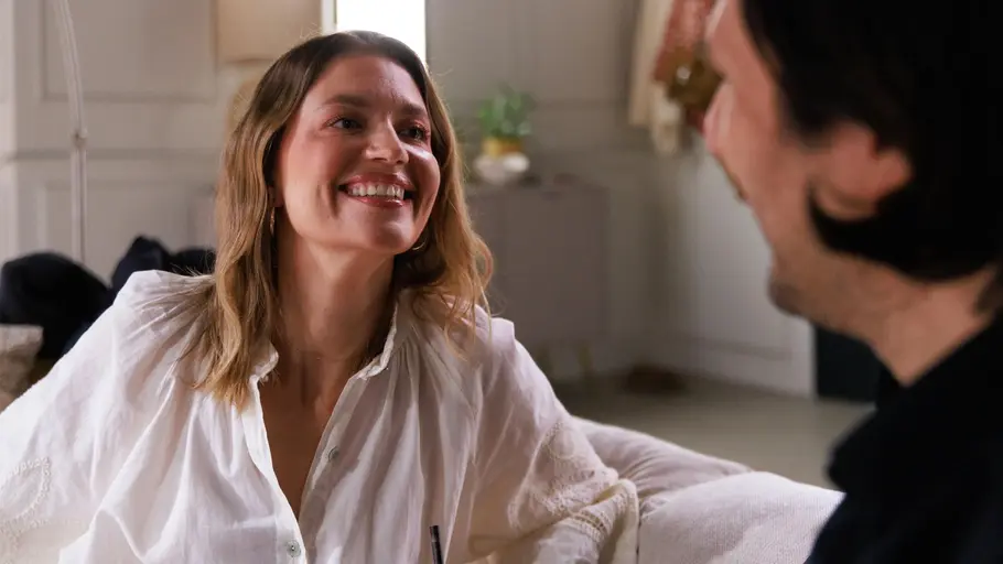 Nathalie lächelt Maximilian an.