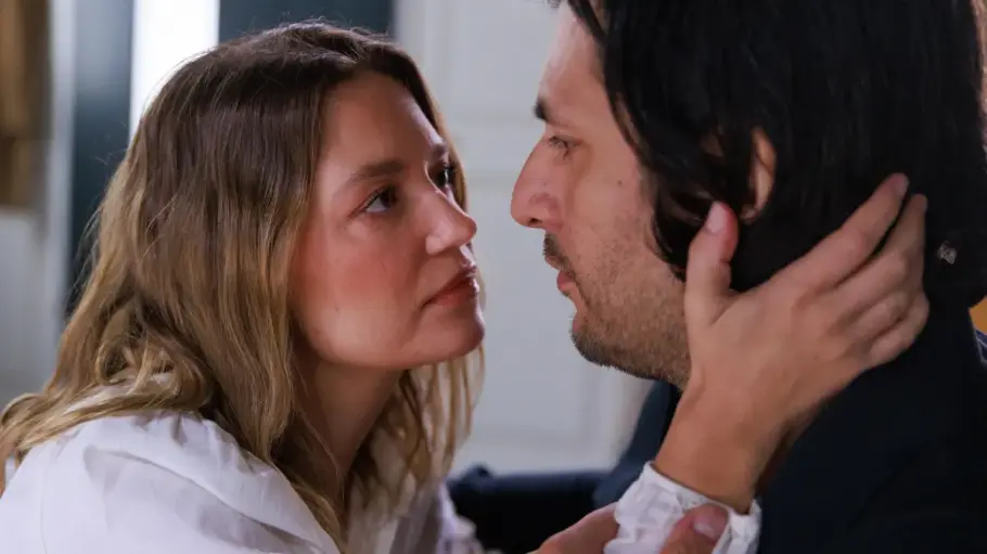 Alles was zählt Maximilian und Nathalie küssen sich fast Nathalie zieht Maximilian zu sich