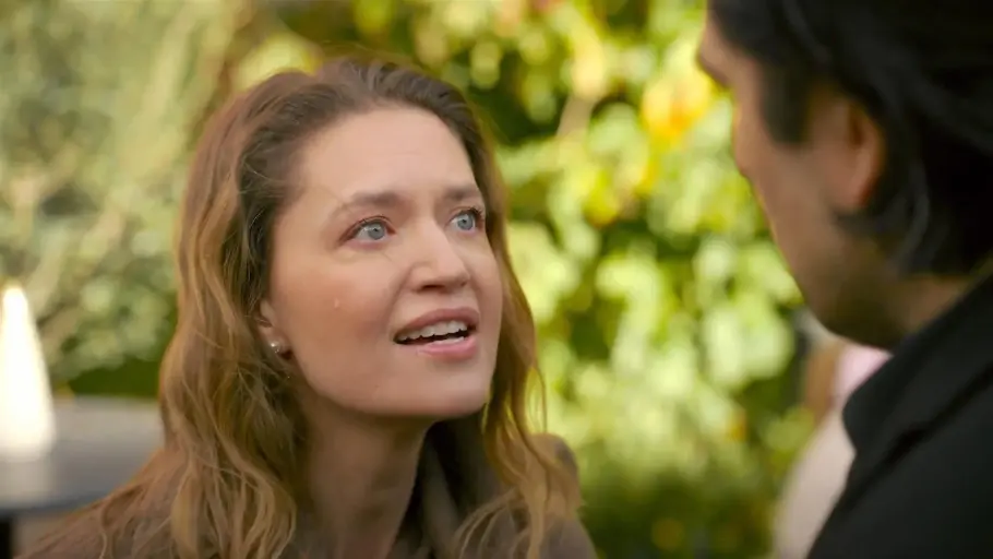 AWZ Nathalie und Maximilian Nathalie schaut Maximilian sehr wütend an.