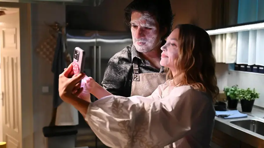 Alles was zählt: Nathalie und Maximilian kommen sich endlich wieder näher Maximilian und Nathalie haben Mehl im Gesicht und machen ein Selfie