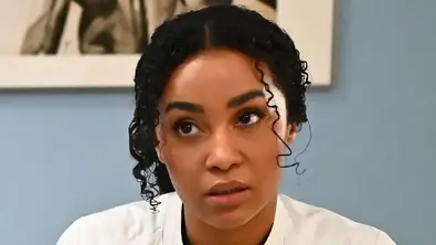 Imani schaut wütend zu ihrem Gegenüber - Foto: RTL / Julia Feldhagen