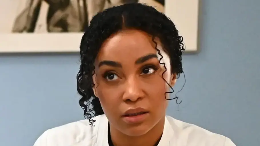 AWZ Imani schaut wütend zu ihrem Gegenüber