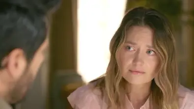 Nathalie schaut Matteo mit Tränen in den Augen an. - Foto: RTL / Julia Feldhagen