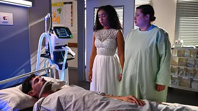 Imani, immer noch im Brautkleid, und Vanessa stehen vor dem Krankenbett von Jan. - Foto: RTL / Julia Feldhagen Imani, immer noch im Brautkleid, und Vanessa stehen vor dem Krankenbett von Jan. - Foto: RTL / Julia Feldhagen
