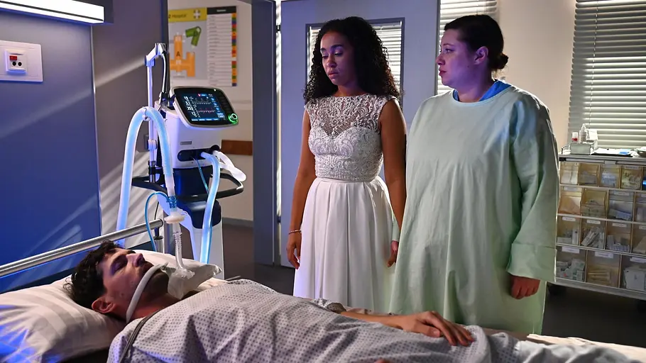 AWZ Serientod von Jan Imani, immer noch im Brautkleid, und Vanessa stehen vor dem Krankenbett von Jan.