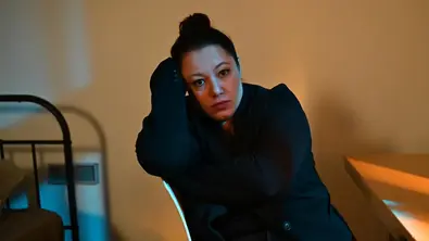 Vanessa starrt völlig fertig eine Wand an. Sie sitzt in der JVA - Foto: RTL / Julia Feldhagen
