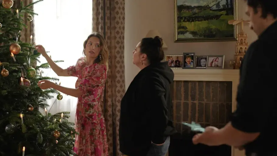 Alles was zählt Nathalie schmückt den Weihnachtsbaum der Steinkamp und redet dabei mit Vanessa. Maximilian steht vor ihnen.