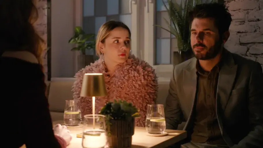 Valea und Matteo sitzen im Puncto. Gegenüber – und mit dem Rücken zur Kamera - sitzt Emma.