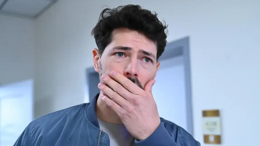 Jan hält sich schockiert die Hand vor den Mund