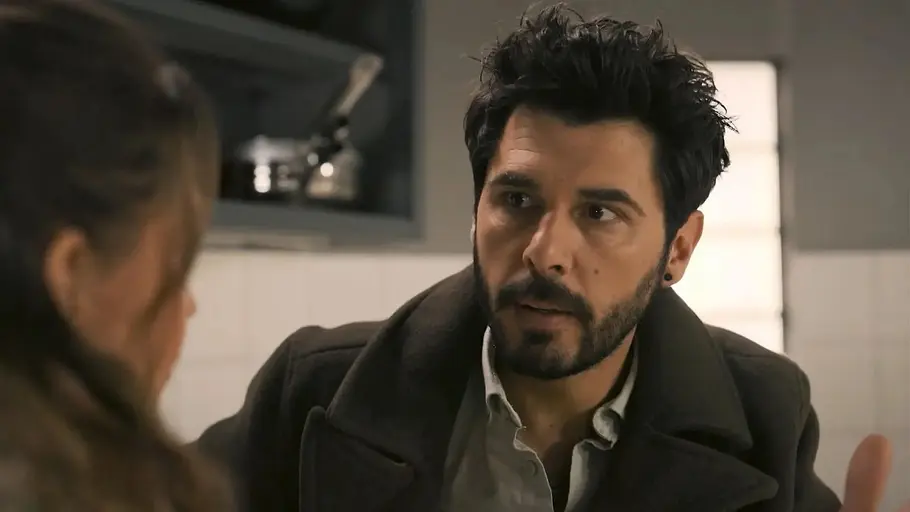 Matteo schaut Nathalie entgeistert an