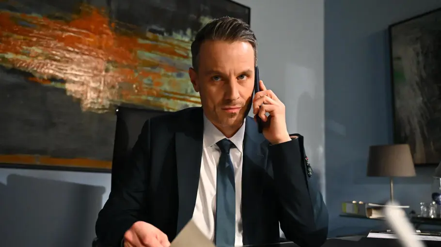 Killian telefoniert und sieht dabei wütend aus.