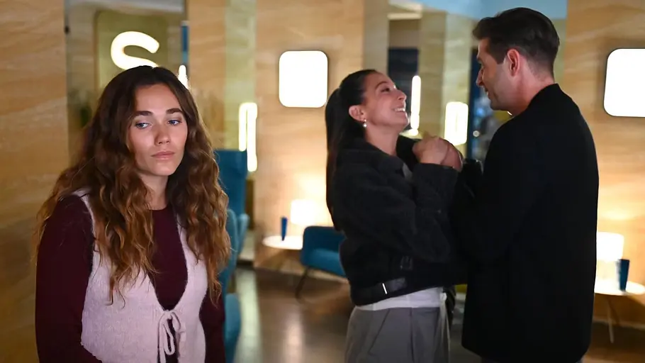 Joana schaut verletzt zur Seite während Deniz und Charlie turteln