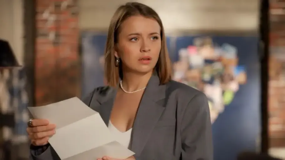 Lucie hält einen Brief in der Hand und schat entgeister zur Seite.