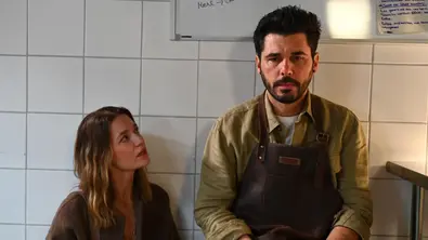 Matteo sitzt niedergeschlagen in der Küche. Nathalie hockt neben ihm und schaut ihn traurig an,  - Foto: RTL / Julia Feldhagen