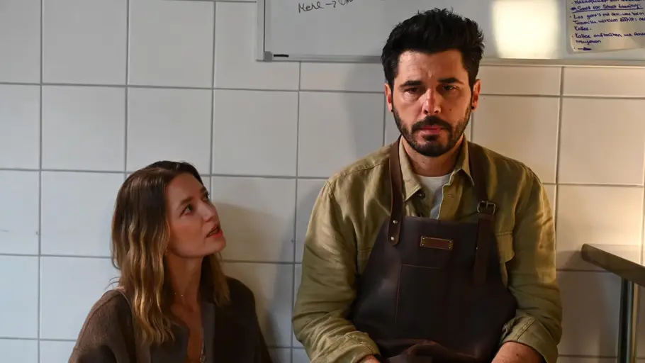 Matteo sitzt niedergeschlagen in der Küche. Nathalie hockt neben ihm und schaut ihn traurig an,