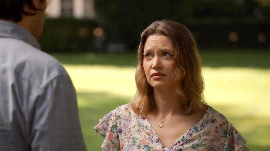 Nathalie schaut Maximillian mit traurigem Blick an.