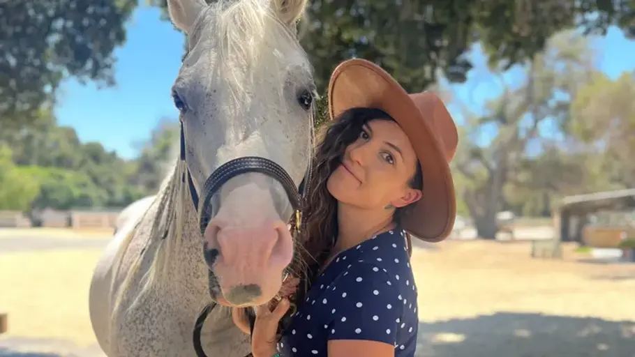 Allie Shehorn mit einem Pferd