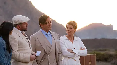Maria (Isabella Parkinson), Carlos (Samuel Finzi), Allmen (Heino Ferch) und Jojo (Andrea Osvárt) schmieden Pläne. - Foto: ARD Degeto/UFA Fiction/Pablo Melian