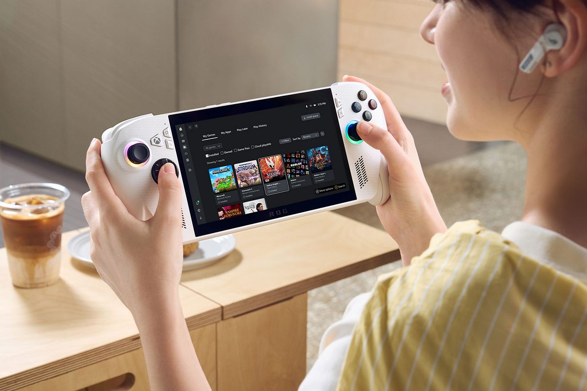 Xbox-Ally-Lifestyle Eine Frau spielt mit den Xbox Ally X