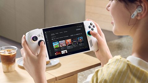 Eine Frau spielt mit den Xbox Ally X - Foto: Xbox