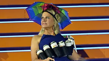 Barbara Schöneberger mit Bierdosengürtel und Regenschirmhut. - Foto: IMAGO / Harald Deubert Barbara Schöneberger mit Bierdosengürtel und Regenschirmhut. - Foto: IMAGO / Harald Deubert