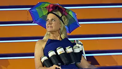 Barbara Schöneberger mit Bierdosengürtel und Regenschirmhut. - Foto: IMAGO / Harald Deubert Barbara Schöneberger mit Bierdosengürtel und Regenschirmhut. - Foto: IMAGO / Harald Deubert