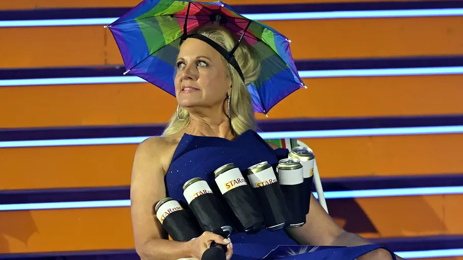 Allzu lang dauert die Schöneberger-Pause nicht. Barbara Schöneberger mit Bierdosengürtel und Regenschirmhut.