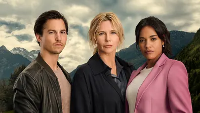 Jonas Becker (Tim Oliver Schulz), Birgit Reincke (Veronica Ferres) und Marie Sonnleitner (Salka Weber, r.) ermitteln in „Alpentod - Ein Bergland-Krimi“. - Foto: RTL / Walter Wehner