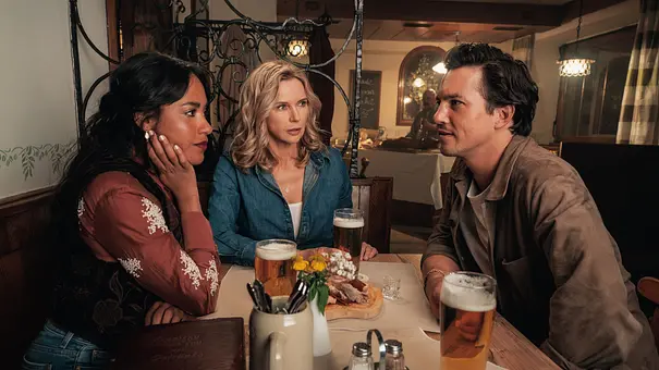 Birgit Reincke, Jonas Becker und Marie Sonnleitner sitzen in „Alpentod – Ein Bergland-Krimi“ gemeinsam an einem Tisch in einem Gasthaus und sprechen bei Bier und Brotzeit ernst miteinander. - Foto: RTL / Stefanie Leo Birgit Reincke, Jonas Becker und Marie Sonnleitner sitzen in „Alpentod – Ein Bergland-Krimi“ gemeinsam an einem Tisch in einem Gasthaus und sprechen bei Bier und Brotzeit ernst miteinander. - Foto: RTL / Stefanie Leo
