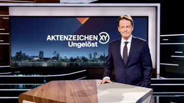 Moderator Rudi Cerne steht im Studio und lächelt in die Kamera. - Foto: © ZDF/Nadine Rupp Moderator Rudi Cerne steht im Studio und lächelt in die Kamera. - Foto: © ZDF/Nadine Rupp